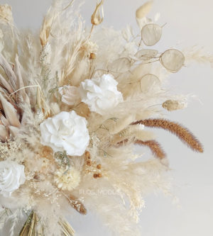 Свадебный букет из стабилизированных цветов и сухоцветов