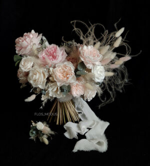 Свадебный букет из стабилизированных цветов и сухоцветов